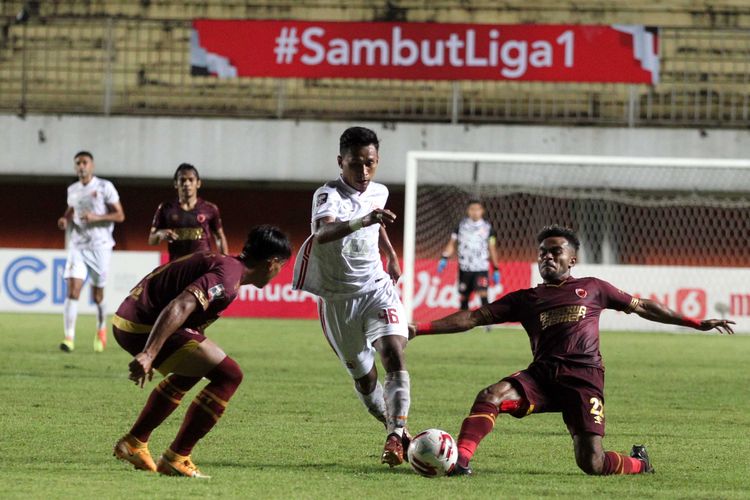 Dua pemain PSM Makassar menjaga ketat pemain Persija Jakarta Osvaldo Haay (tengah) saat babak semifinal Piala Menpora 2021 yang berakhir dengan skor 0-0 di Stadion Maguwoharjo Sleman, Kamis (15/04/2021) malam.