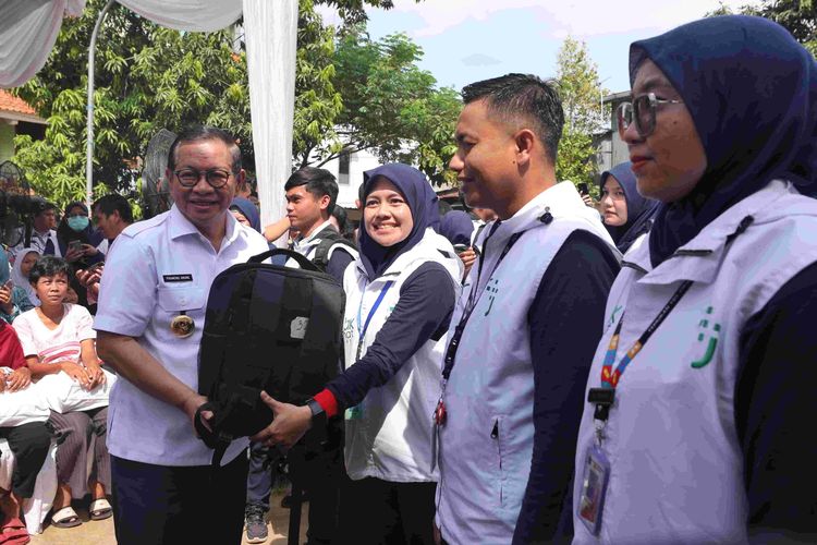 Gubernur DKI Jakarta Pramono Anung meluncurkan tiga program unggulan di bidang kesehatan, yakni Layanan Kesehatan Warga Jakarta (Pasukan Putih), JakCare, dan JakAmbulans, Rabu (14/5/2025). 
