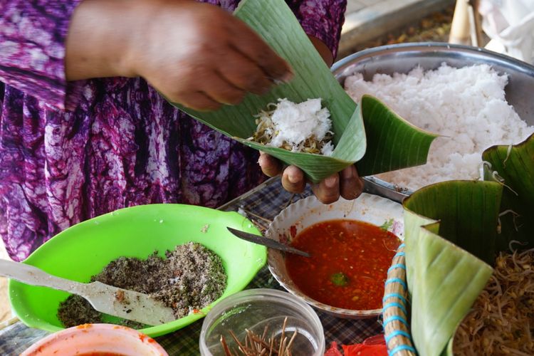 Cukulan ampas disajikan dengan daun pisang