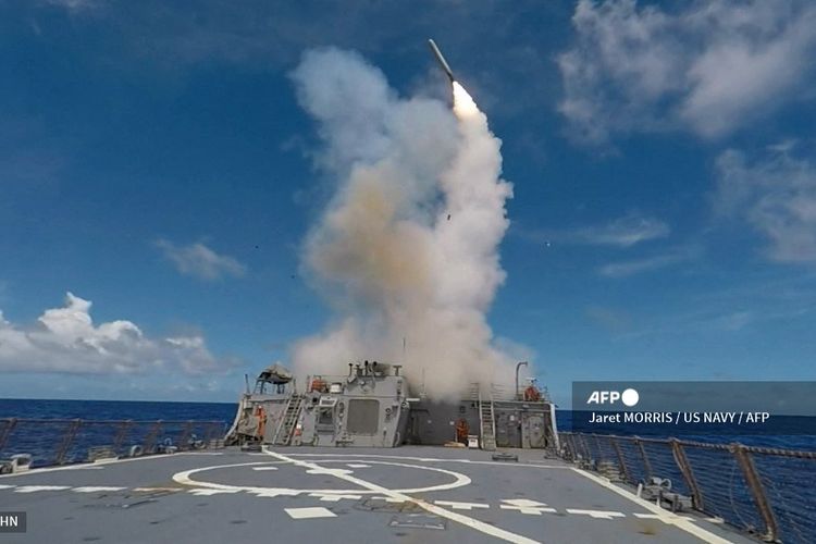 Sebuah rudal Tomahawk diluncurkan dari kapal perusak berpeluru kendali kelas Arleigh Burke, USS Stethem, selama latihan lapangan Valiant Shield dua tahunan pada 20 September 2016.