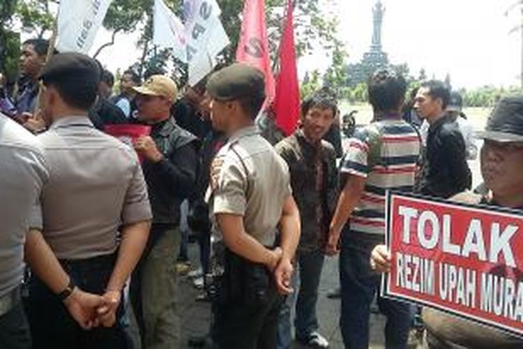 Aksi Buruh Bali Bersatu di deoan Kantor Gubernur Bali. 