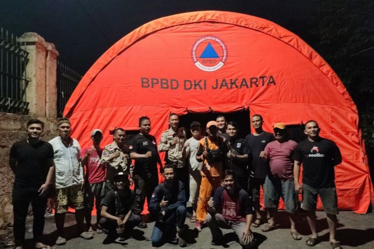 BPBD DKI Jakarta melakukan pendistribusian bantuan logistik dan pendirian tenda untuk penyintas kebakaran di Kel. Kedoya Utara, Kec. Kebon Jeruk, Jakarta Barat. 