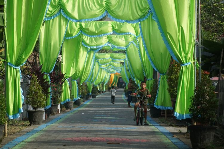 Salah satu sudut jalan lingkungan Dusun Sindon, Desa Ngedirojo, Kecamatan Pogalan, Trenggalek, Jawa Timur, yang dihias dengan menggunakan kain warna (4/6/2019)