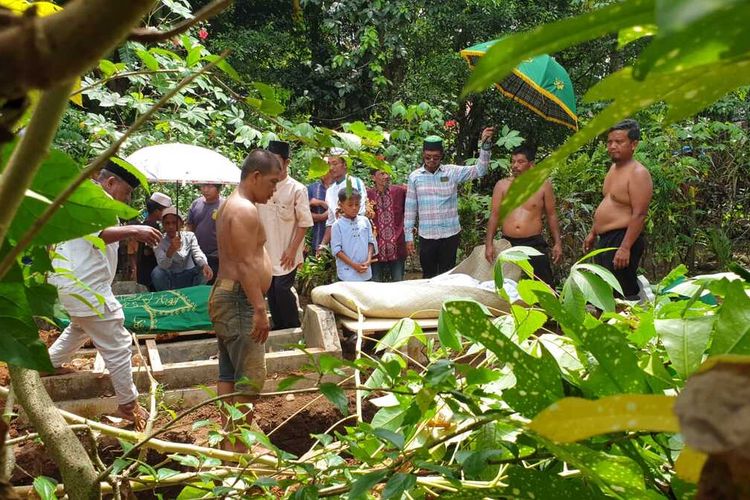 Jerit Tangis Pecah Saat Jenazah Ibu dan 2 Anak Korban Kecelakaan Bus ALS Tiba di Rumah Duka