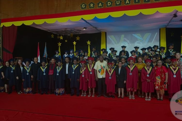 Sekolah Asrama Taruna Papua (SATP) menggelar seremoni kelulusan sekolah di Sport Hall SATP Kabupaten Mimika, Papua Tengah.