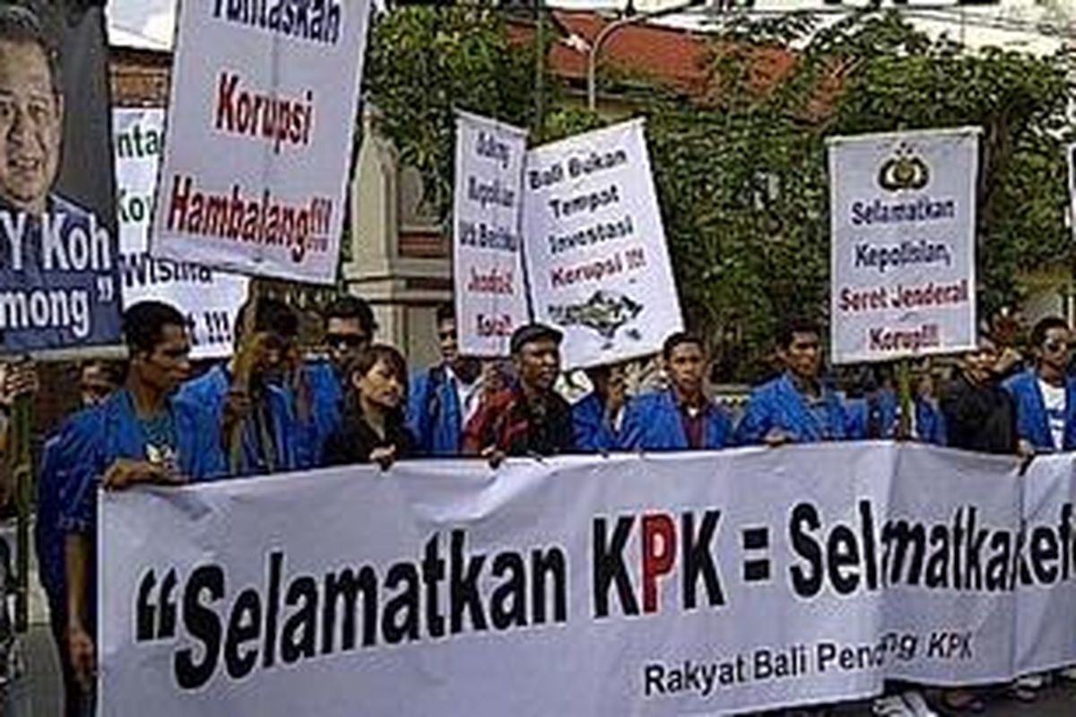Pendukung KPK dari berbagai elemen masyarakat di Bali berunjuk rasa di depan Mapolda Bali, Senin (8/10/2012) menuntut Presiden SBY turun tangan selamatkan KPK.