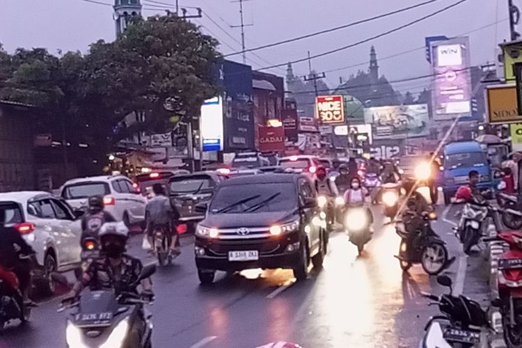 Situasi arus lalu lintas di kawasan Puncak Bogor, Jawa Barat, pada H-1 Lebaran 2023 atau Jumat (21/4/2023) petang mengalami kemacetan. Sejumlah kendaraan terlihat terhambat akibat volume lalu lintas terus meningkat memasuki jalur Puncak.