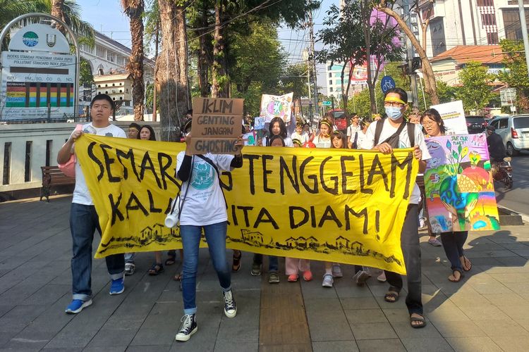 Ratusan anak muda Semarang menyuarakan keresahan tentang perubahan iklim dalam kegiatan Global Climate Strike di depan halaman Balai Kota Semarang, Jumat (15/9/2023).