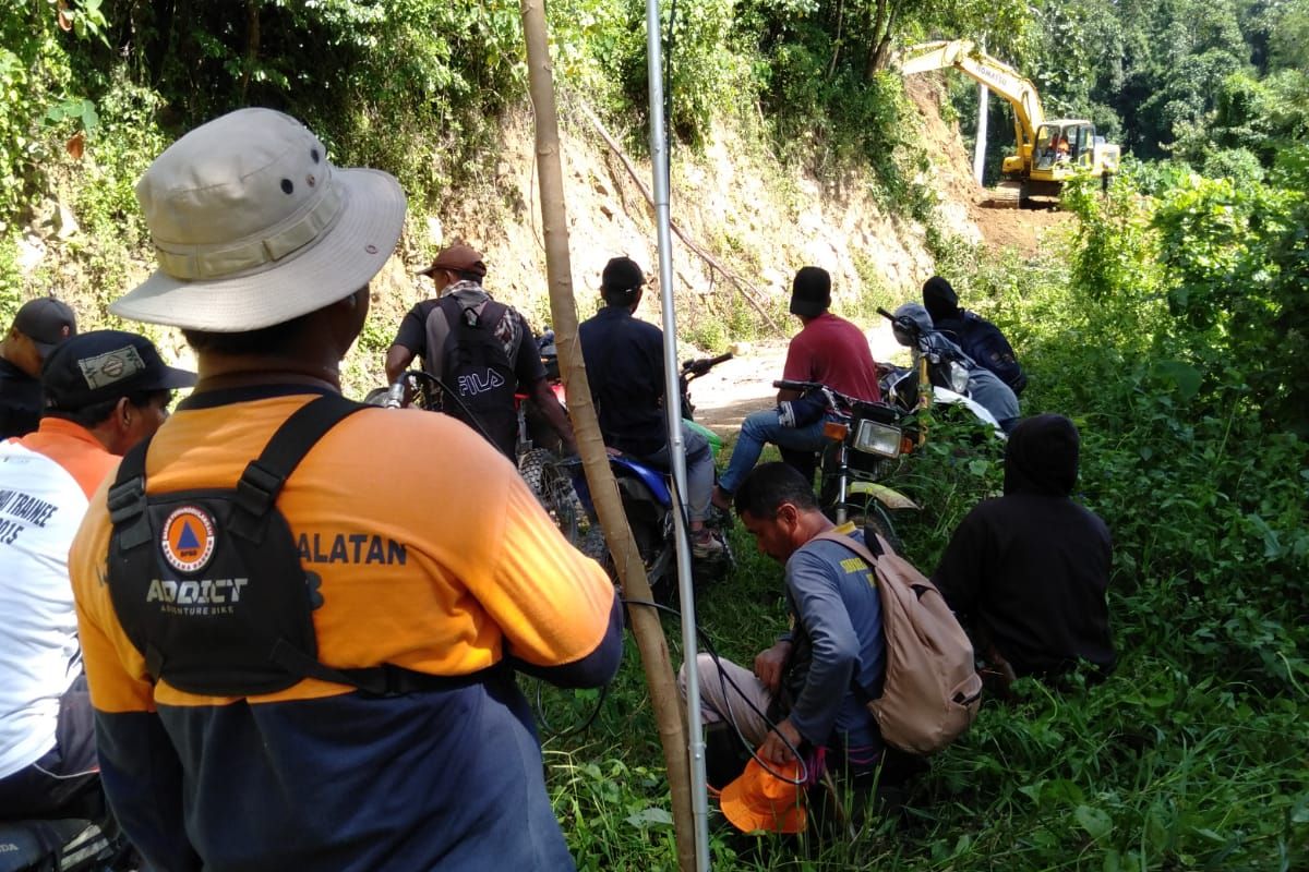 Longsor di Ruas Jalan Baturotok Sumbawa 