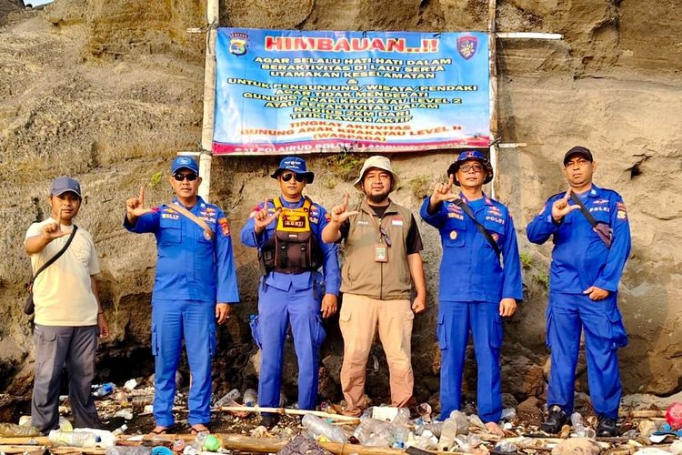 Polairud Polres Lampung Pasang Spanduk Peringatan di Kawasan Krakatau
