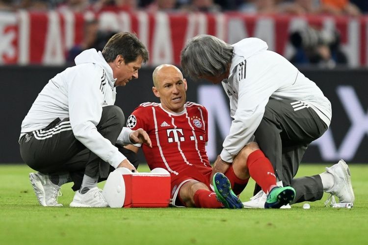 Arjen Robben mendapatkan perawatan saat mengalami cedera pada pertandingan pertama semifinal Liga Champions antara Bayern Muenchen dan Real Madrid di Allianz Arena, Rabu (25/4/2018).