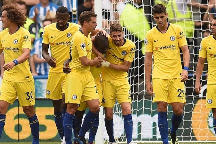 Gelandang Chelsea, NGolo Kante (tengah), merayakan gol yang dicetak ke gawang Huddersfield Town dalam laga Liga Inggris di Stadion John Smiths, 11 Agustus 2018.