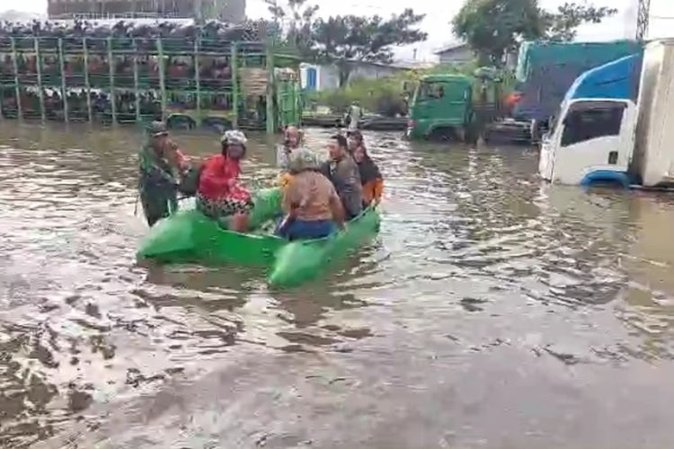 Banjir Semarang-Demak, Perahu Karet Dikerahkan Evakuasi Warga dan Pasien
