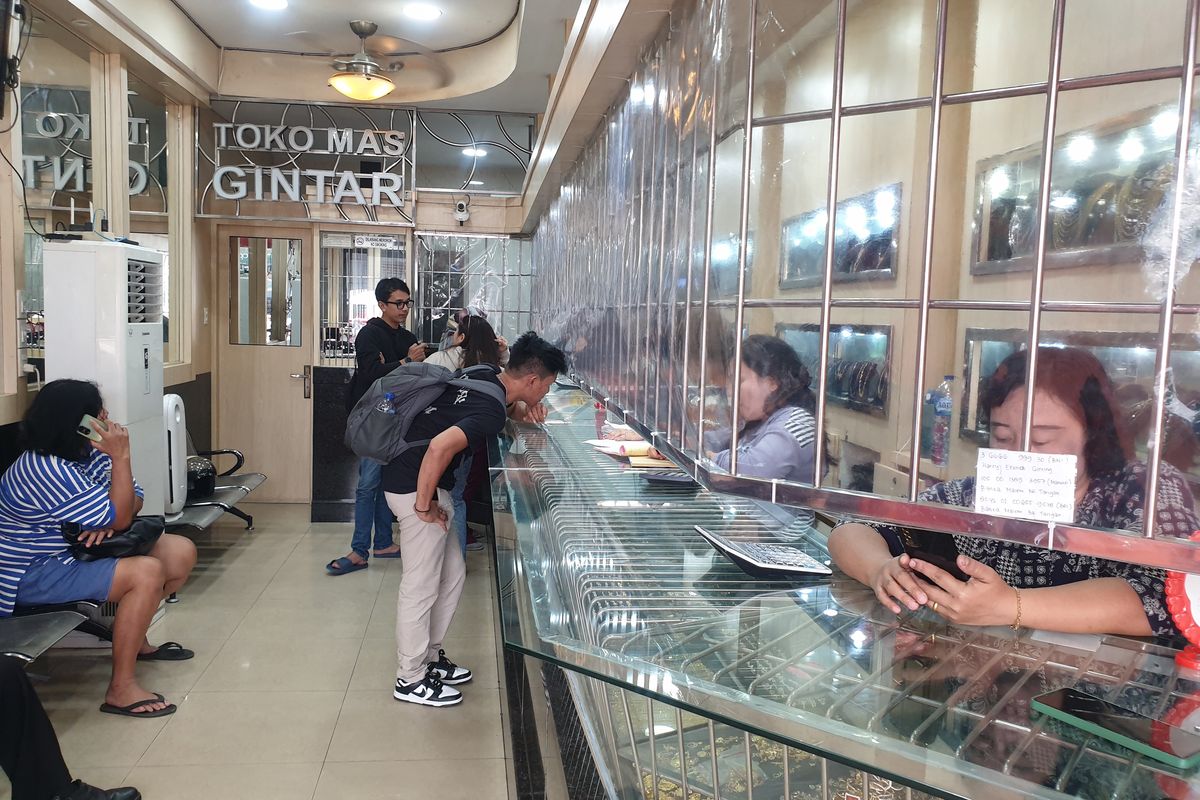 Suasana Toko Mas Gintar di Jalan Pringgan, Kota Medan pada Jumat (11/4/2025).