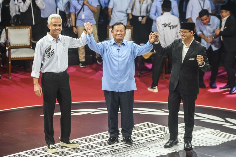 Capres nomor urut satu Anies Baswedan (kanan), Capres nomor urut dua Prabowo Subianto (tengah) dan Capres nomor urut tiga Ganjar Pranowo (kiri) berpegangan tangan usai beradu gagasan dalam debat perdana Capres dan Cawapres 2024 di Gedung KPU, Jakarta, Selasa (12/12/2023).  Debat perdana tersebut mengangkat topik yang diangkat adalah masalah pemerintahan, hukum, hak asasi manusia, pemberantasan korupsi, penguatan demokrasi, serta peningkatan layanan publik dan kerukunan warga.