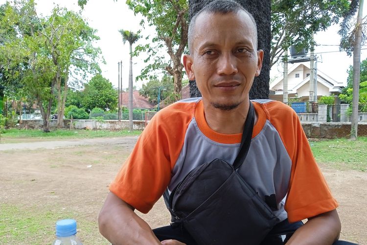 Suwaji (45), penyandang disabilitas daksa asal Desa Sumengko, Kecamatan Sukomoro, Kabupaten Nganjuk