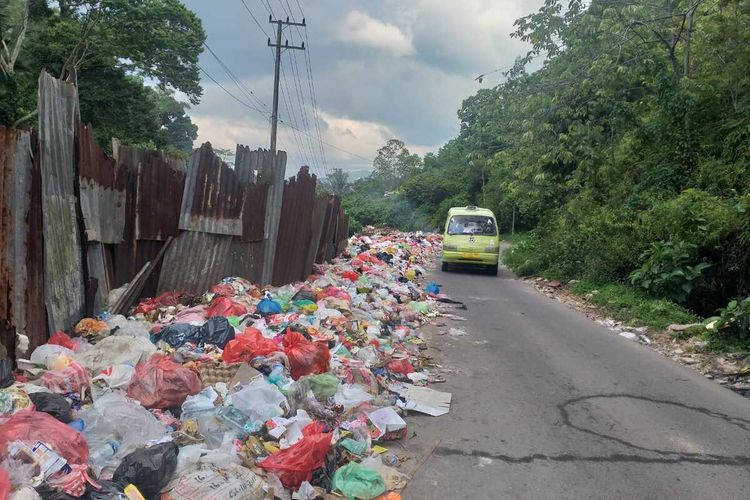Tumpukan sampah di kawasan Air Besar, Kecamatan Sirimau tak juga dibersihkan petugas kebersihan, Kamis (24/3/2022)