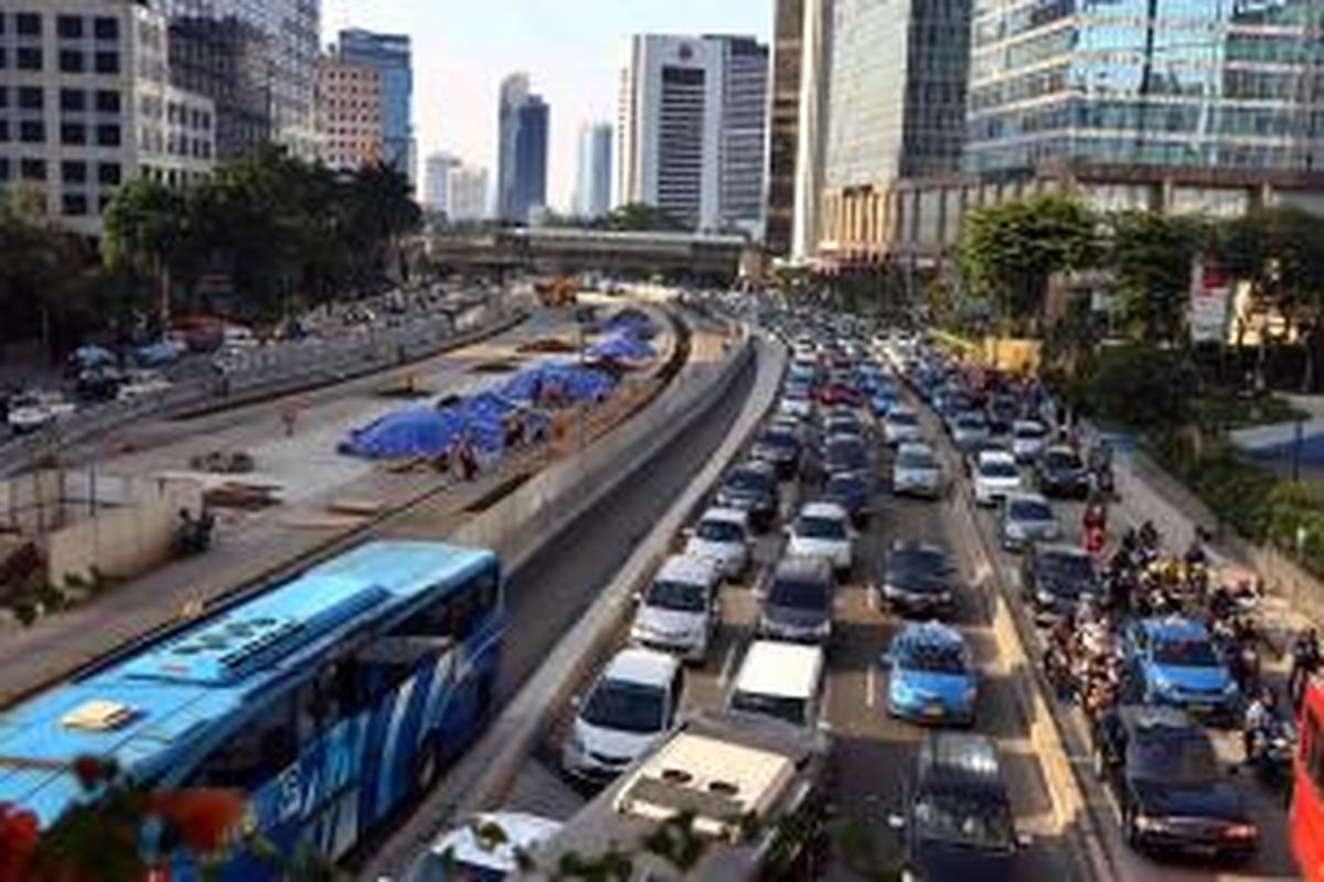 Sejumlah kendaraan terjebak kemacetan panjang di Jalan Sudirman, Jakarta Pusat, Rabu (13/8/2014). Kemacetan terjadi karena imbas dari pengerjaan proyek mass rapid transit (MRT) sepanjang 4,5 kilometer yang diperkirakan akan terjadi hingga lima tahun ke depan. WARTA KOTA/ANGGA BHAGYA NUGRAHA