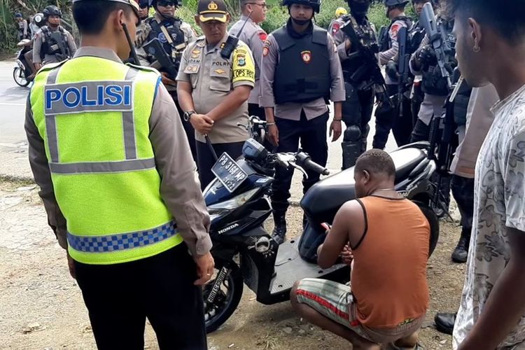 Salah seorang pengendara yang kedapatan memakai gelang bercorak Bintang Kejora, dalam Operasi Patuh 2019 di Jalan Gunung Salju Amban.