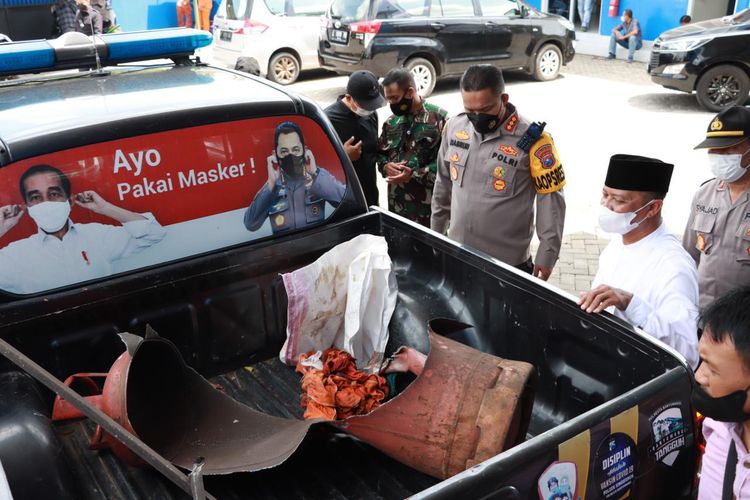 Kapolresta Banyuwangi Kombes Pol Nasrun Pasaribu meninjau tempat kejadian perkara (TKP) kecelakaan kerja hingga menghilangkan nyawa pekerja sebuah perusahaan di Kecamatan Singojuruh, Kabupaten Banyuwangi, Kamis (7/4/2022).