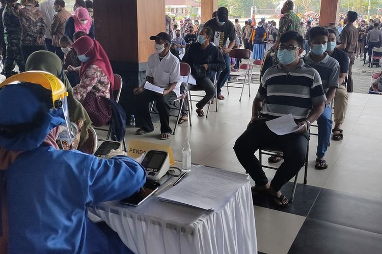 Warga peserta vaksin membludak di Taman Budaya Kulon Progo, Daerah Istimewa Yogyakarta.