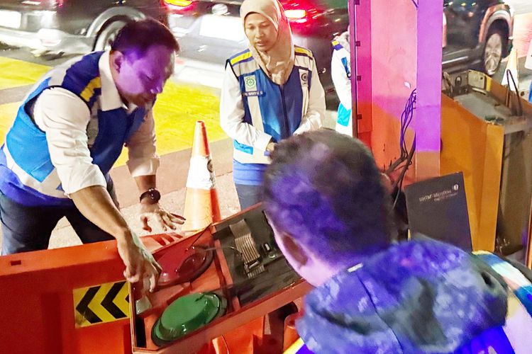 Sejumlah fasilitas pendukung jalan tol mengalami kerusakan pada Ruas Tol Cawang?Tomang?Pluit akibat aksi unjuk rasa yang terjadi sejak Jumat (29/8/2025). 
