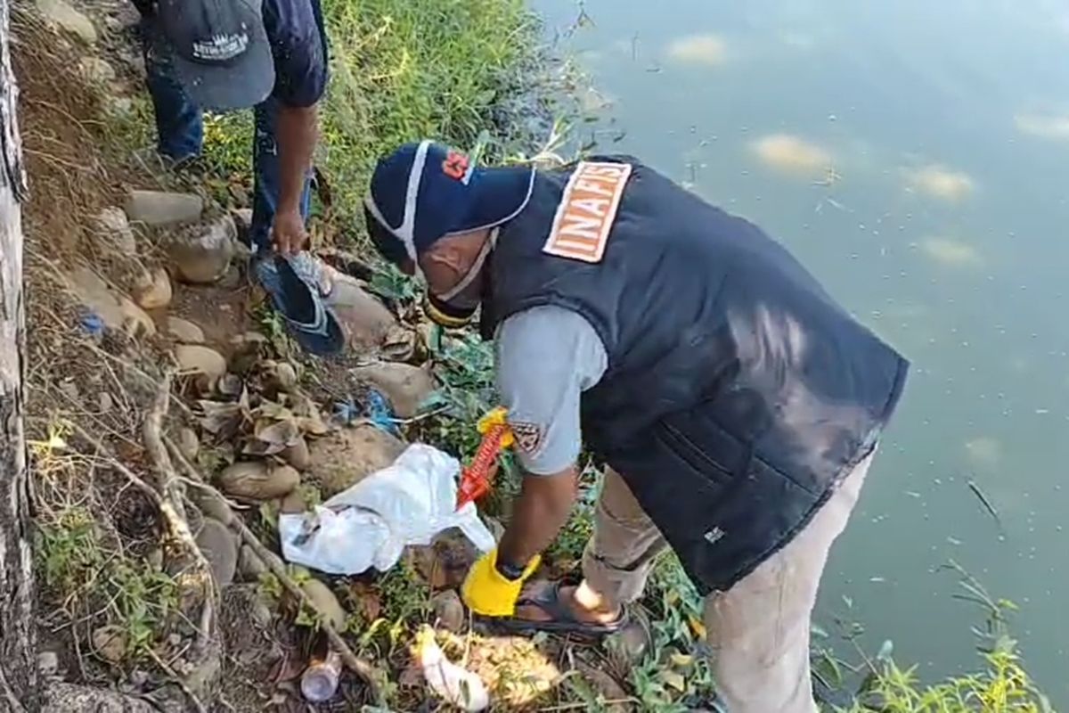 Tim Inafis Polres Gowa, Sulawesi Tengah menggelar olah tempat kejadian perkara (TKP) atas penemuan mayat bayi terbungkus kain kafan di danau Mawang, Selasa, (12/8/2025).
