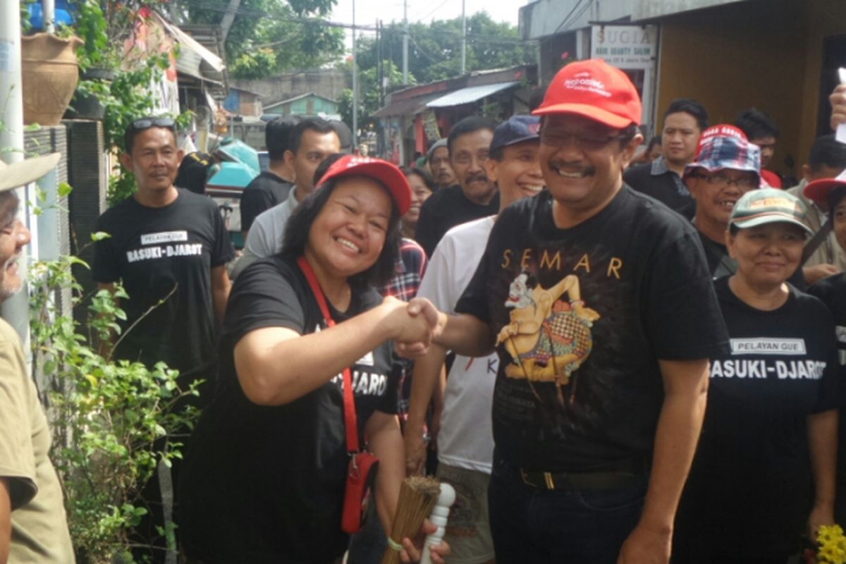 Cawagub DKI Jakarta Djarot Saiful Hidayat blusukan di Jalan Buaran, Klender, Minggu (19/3/2017). 