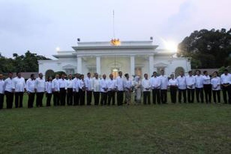 Presiden Joko Widodo dan Wakil Presiden Jusuf Kalla berfoto bersama dengan calon menteri di halaman Istana Merdeka, Jakarta, Senin (26/10/2014). Hari ini Presiden Joko Widodo mengumumkan nama-nama calon menteri untuk mengisi Kabinetnya yang diberi nama Kabinet Kerja. (TRIBUNNEWS/DANY PERMANA) 