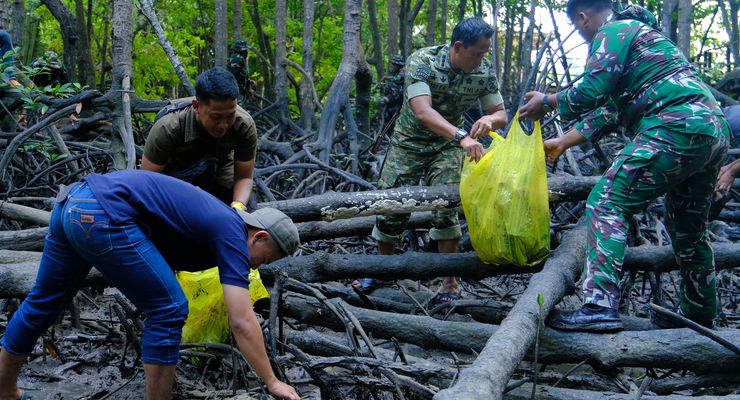 Kodam VI/Mulawarman Bersihkan 312 Kg Sampah di Mangrove Somber