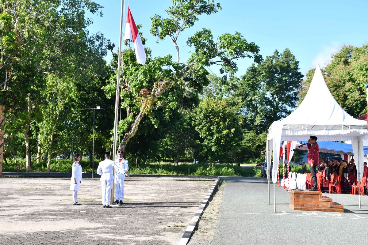 Pemerintah Kabupaten (Pemkab) Maluku Barat Daya (MBD) menggelar Upacara Peringatan Hari Pendidikan Nasional (Hardiknas) dengan mengusung tema ?Bergerak Bersama Semarakkan Merdeka Belajar,? di Halaman Kantor Bupati MBD, Selasa (2/5/2023).