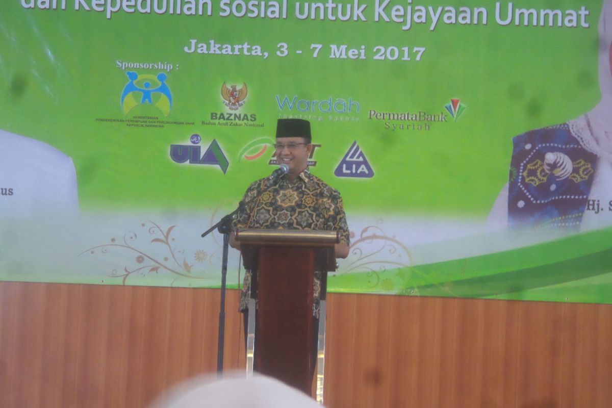 Calon gubernur DKI Jakarta Anies Baswedan mengisi seminar yang diadakan saat rapat kerja pengurus Badan Kontak Majelis Taklim (BKMT) tingkat nasional di Asrama Haji, Pondok Gede, Jakarta Timur, Kamis (4/5/2017).