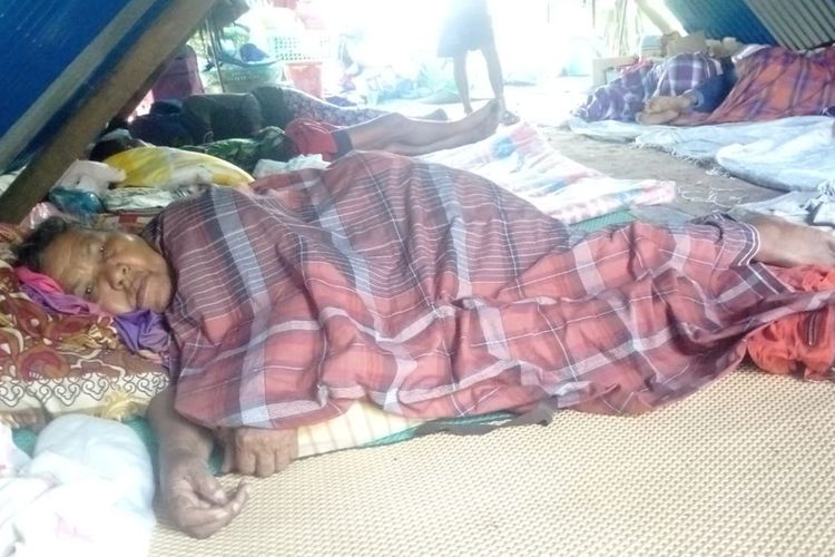 Seorang lansia yang juga pengungsi korban gempa tidur dalam kondisi sakit tanpa penanganan medis di tenda darurat di Dusun Kelapa Dua, Desa Kairatu, Seram Bagian Barat, Maluku, Minggu (6/10/2019)