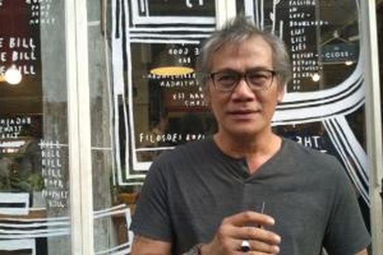 Artis peran Tio Pakusadewo diabadikan usai jumpa pers film Surat dari Praha, di kedai Filosofi Kopi, Melawai, Jakarta Selatan, Jumat (31/7/2015).
