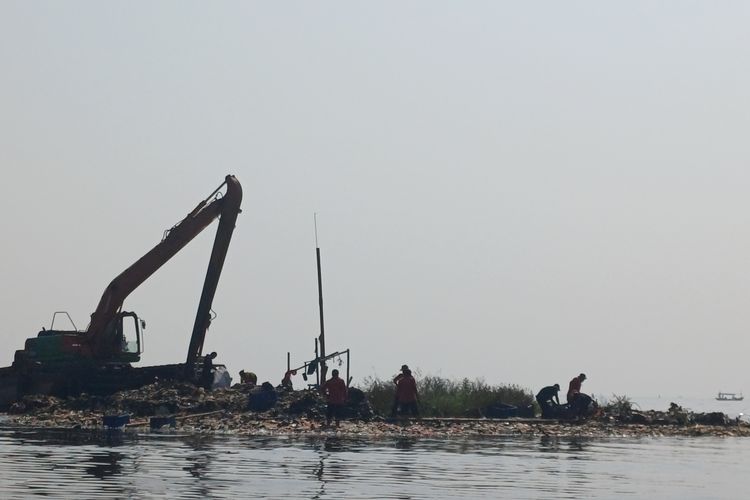 Muara Terus Dangkal, Nelayan Kali Adem Jakut Patungan Sewa Alat Berat untuk Pengerukan