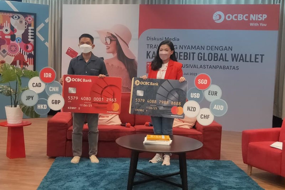 Retail Propotition Head Bank OCBC NISP Chinni Yanti Tjhin (kanan) saat peluncuran kartu debit Global Wallet di OCBC NISP Tower, Jakarta pada Rabu (6/7/2022).
