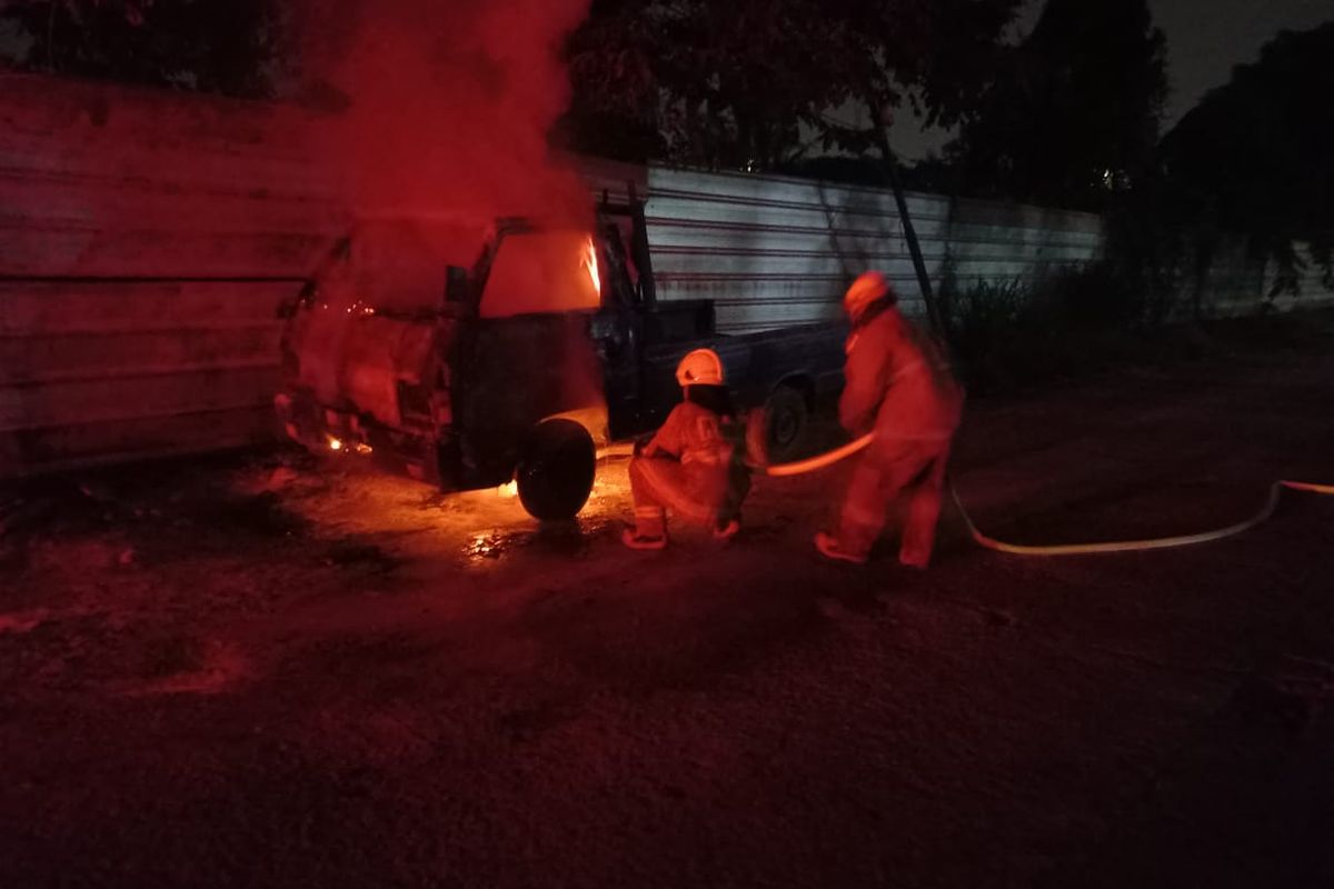 Mobil pikap bernomor polisi B 9014 JN terbakar saat diparkir pemiliknya di Jalan Pulo Gadung I, Rawa Terate, Cakung, Jakarta Timur, Senin (6/6/2022) pagi.
