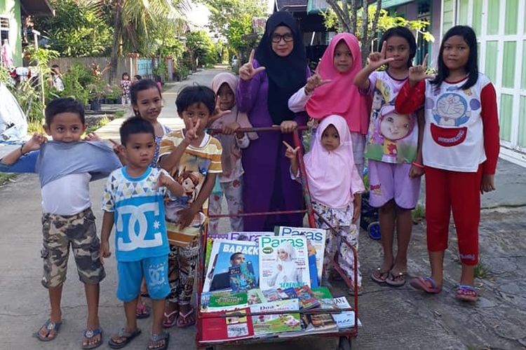 Dengan Gerobak Literasi Kurnia Astuti, guru SDN 003 Tenggarong, Kalimantan Timur secara rutin sejak bulan April 2019 berkeliling komplek perumahan tempat ia tinggal menawarkan warga membaca buku.