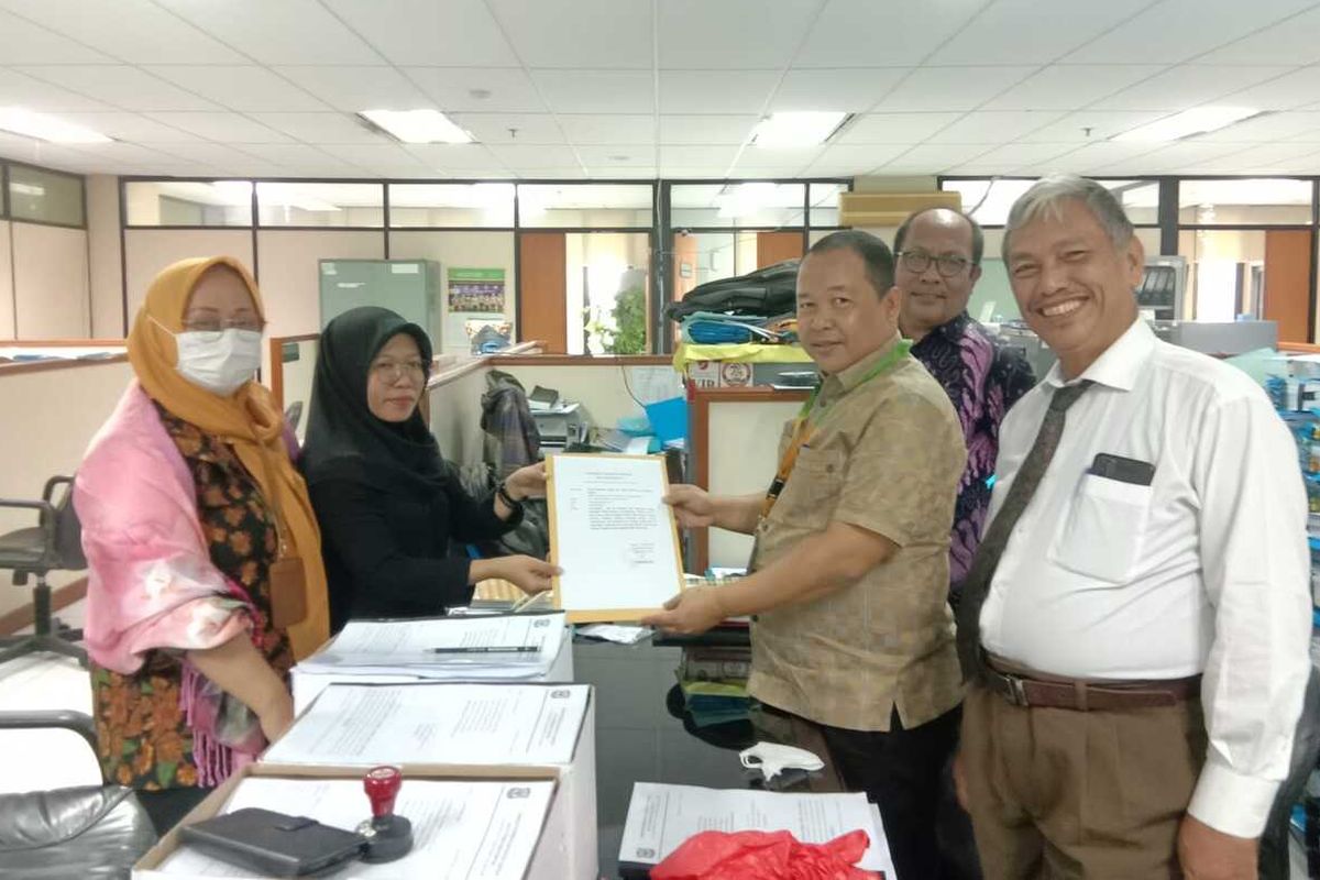 Ketua DPRD Pematang Siantar Timbul Marganda Lingga menyerahkan dokumen usulan pemakzulan Wali Kota Pematang Siantar Susanti Dewayani di gedung Mahkamah Agung RI, Jumat 31 Maret 2023.