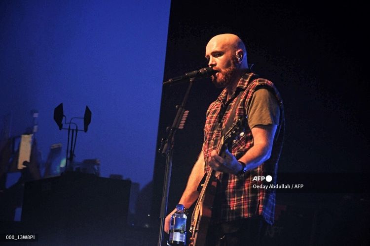 Gitaris Mark Sheehan tampil bersama The Script dalam konser di Jakarta pada 10 April 2018. Mark Sheehan meninggal dunia pada Jumat, 14 April 2023. 