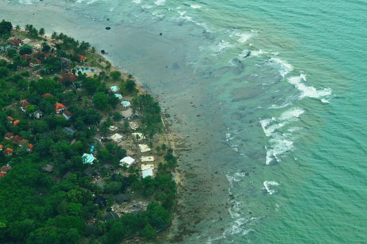 Kondisi wilayah pesisir di sekitar Pantai Carita yang terdampak tsunami