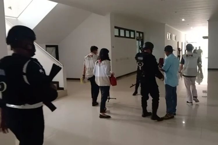 Personel Brimob bersenjata lengkap mengawal petugas Komisi Pemberantasan Korupsi (KPK) saat menggeledah Kantor Bupati Buru Selatan, Maluku, Rabu (19/1/2022).