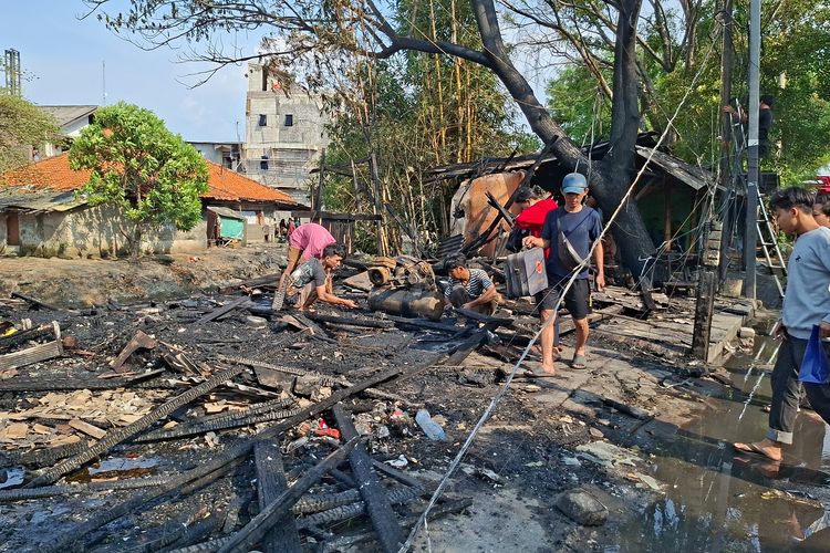 Kebakaran di Tegal Alur Jakbar Padam, Langsung Diserbu Warga Pencari Besi