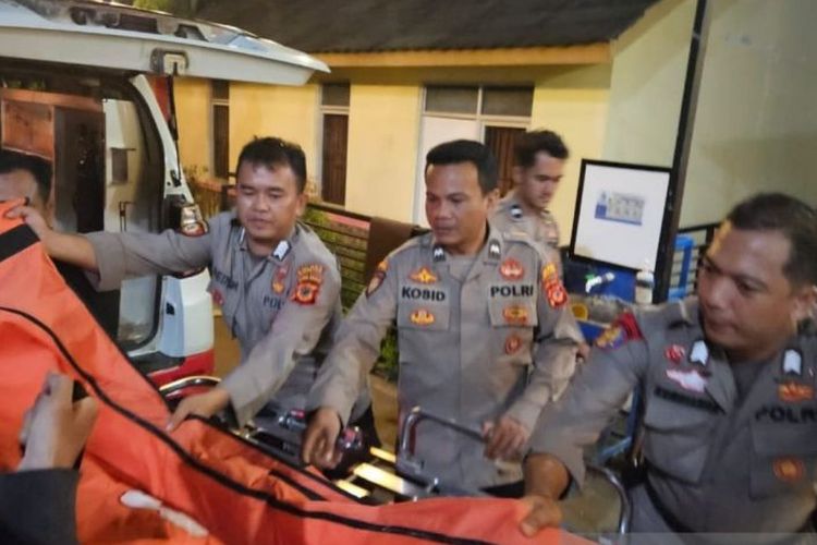Petugas gabungan menemukan jasad wisatawan terbawa gelombang di Pantai Cemara, Kecamatan Cidaun, Cianjur, Jawa Barat, setelah dua hari pencarian, Kamis (18/4/2024). 