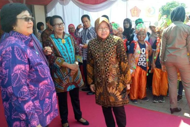 Wali Kota Surabaya Tri Rismaharini bersama Menteri Siti Nurbaya di acara peringatan Hari Peduli Sampah Nasional di Surabaya, Selasa (28/2/2017).