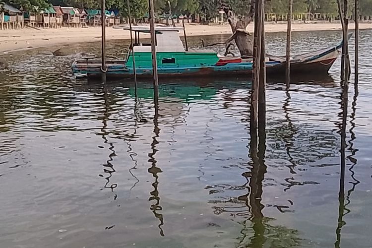 Lokasi wisata Pantai Pelawan, Kabupaten Karimun, Provinsi Kepulauan Riau, yang diduga tercemar limbah beraroma oli.