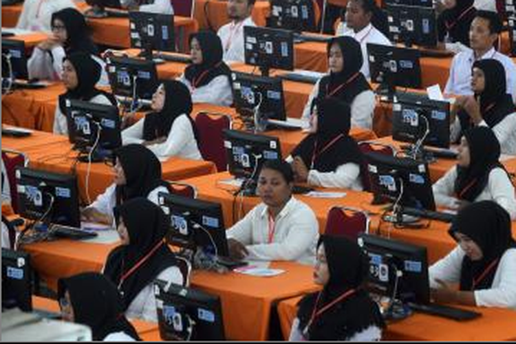 Ilustrasi: Peserta tes calon pegawai negeri sipil (CPNS) Pemerintah Kota Surabaya bersiap sebelum mengerjakan soal di Gelanggang Remaja, Surabaya, Senin (10/2/2020).