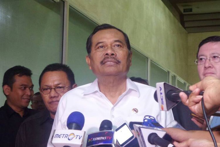 Jaksa Agung Muhammad Prasetyo seusai rapat kerja dengan Komisi III DPR di Kompleks Parlemen, Senayan, Jakarta, Senin (5/6/2017).