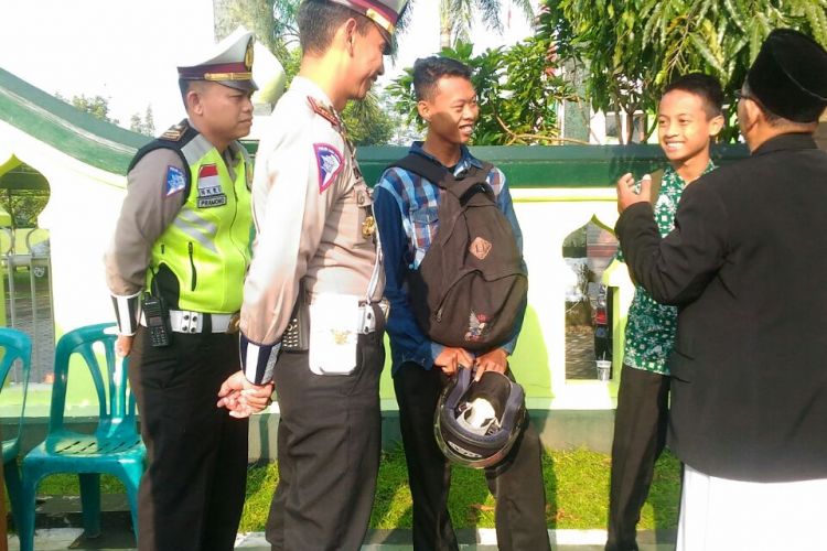 Petugas dan tokoh agama memberikan peringatan sekaligus pencerahan kepada pengendara sepeda motor yang melanggar ketertiban, dalam operasi simpatik 2017 di Kabupaten Magelang, Jawa Tengah, Sabtu (18/3/2017).