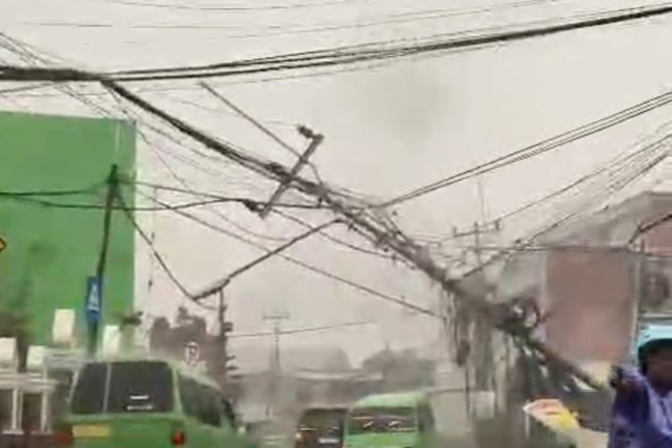 Hujan deras dan angin kencang mengakibatkan tiang listrik tumbang di depan kantor Kecamatan Ciomas, Kabupaten Bogor, Jawa Barat, Selasa (31/10/2023).